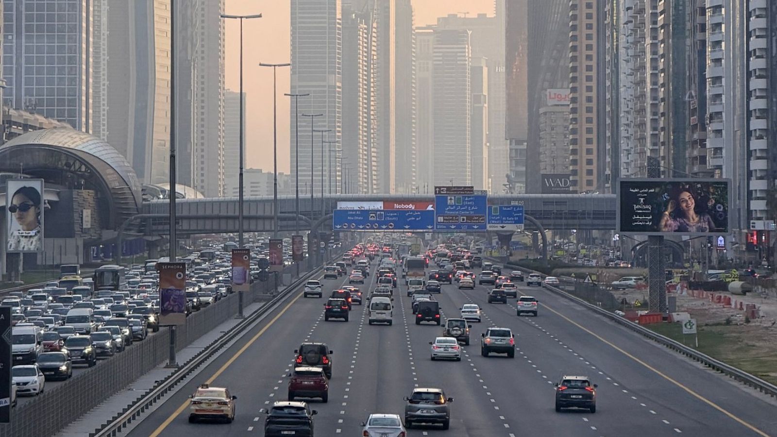 Şeyh Zayed Yolu'nda akan trafik ve gökdelenler