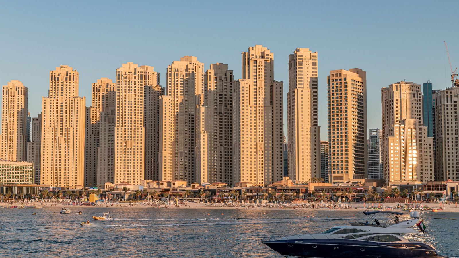 Gün batımında Dubai Marina ve JBR gökdelenleri, plaj ve yat