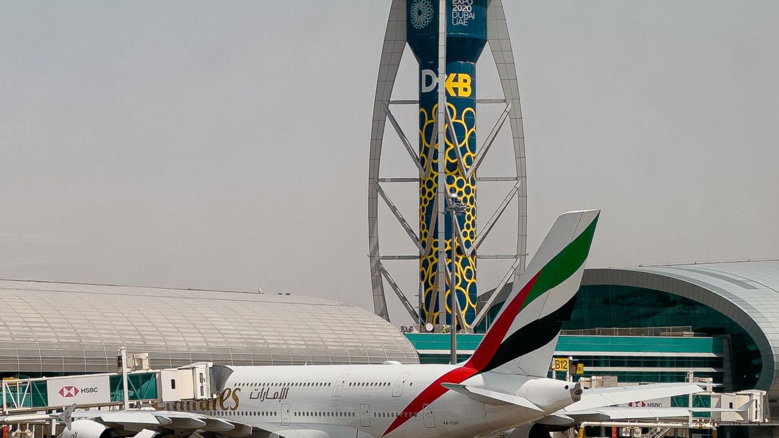 Dubai Uluslararası Havalimanı kontrol kulesi ve Emirates uçağı