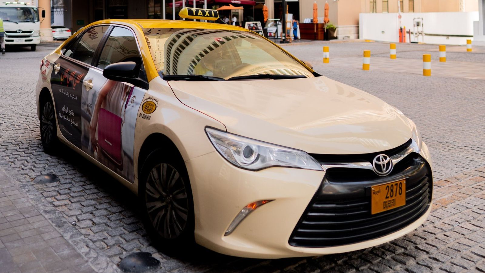 Dubai'de bir otelin önünde bekleyen taksi