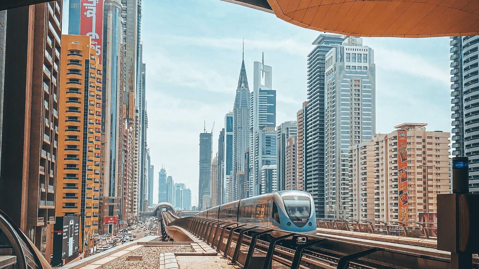 Dubai Metrosu istasyonundan gökdelenler ve yaklaşan tren