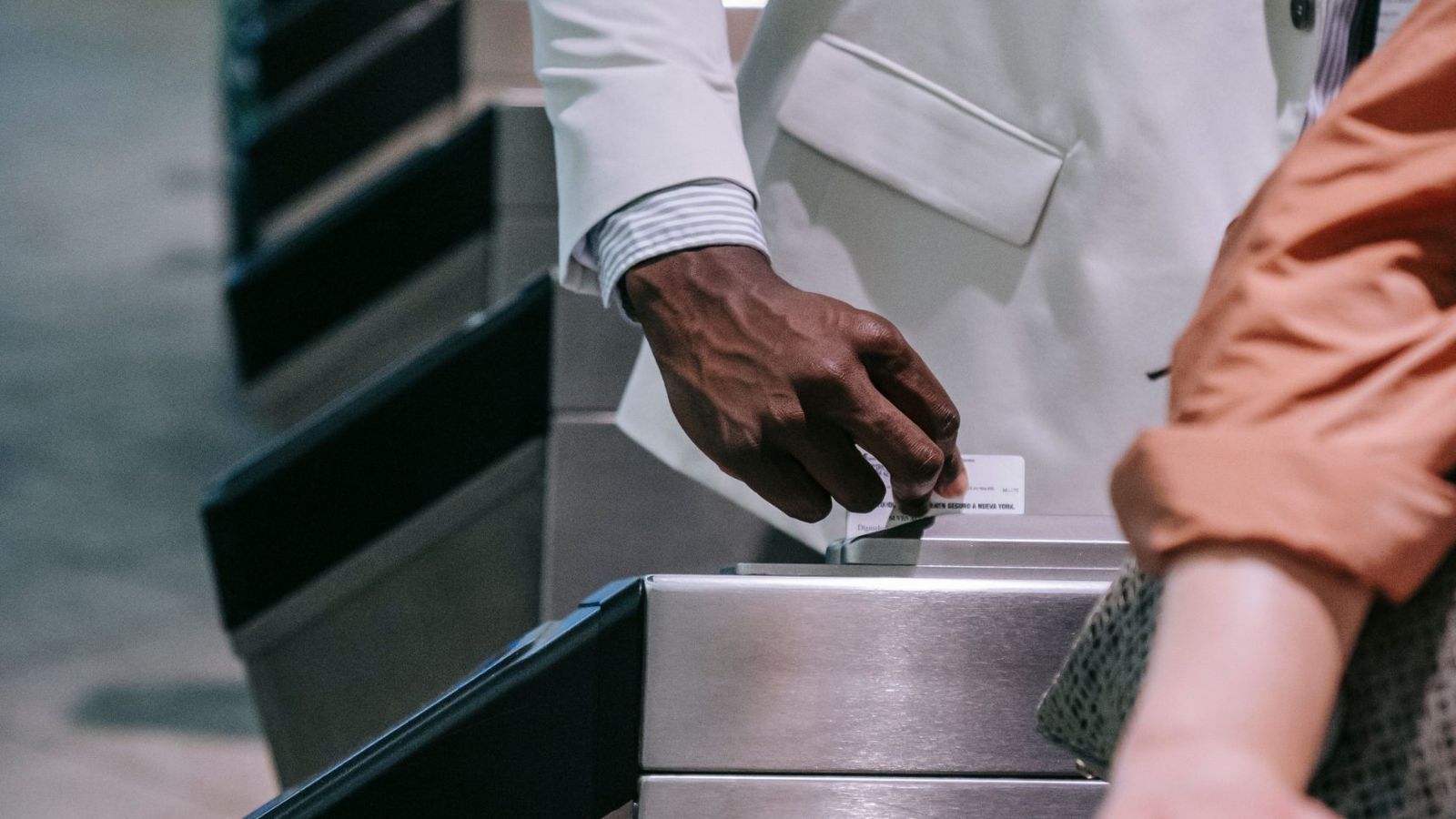 Metro turnikesinde kartla geçiş yapan yolcuların elleri